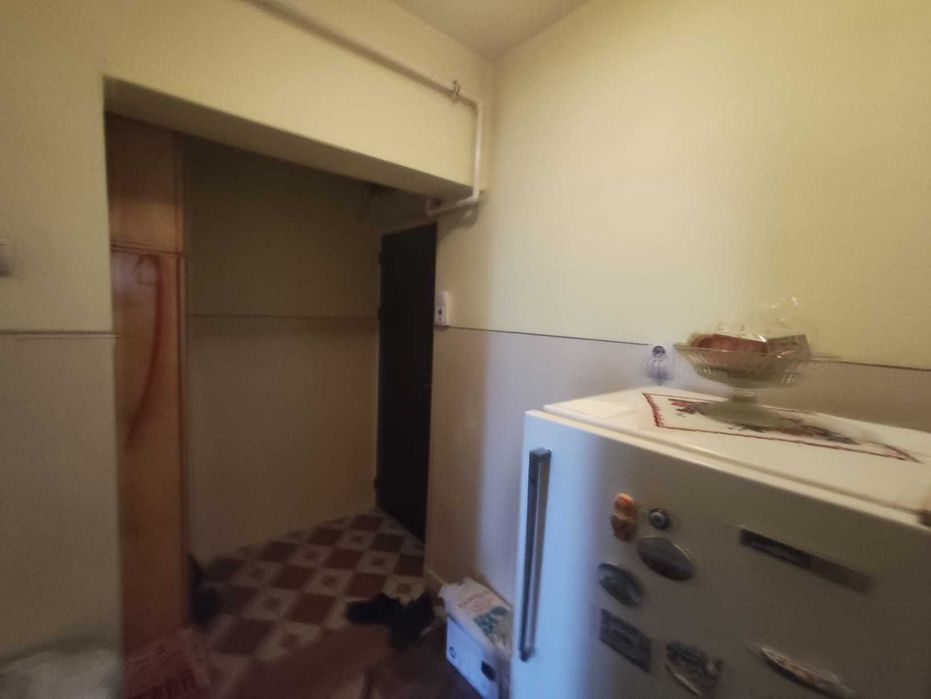 Proprietar vând apartament cu 2 camere, semidecomandat, situat pe Strada Spitalului, într-o zonă liniștită și cu acces facil către scoli,magazine
