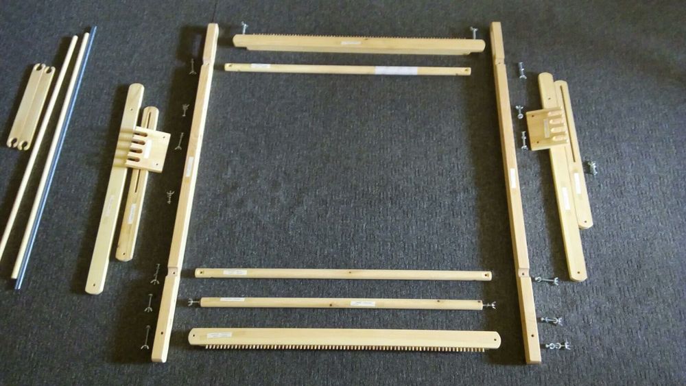 Ткацкий станок из дерева.