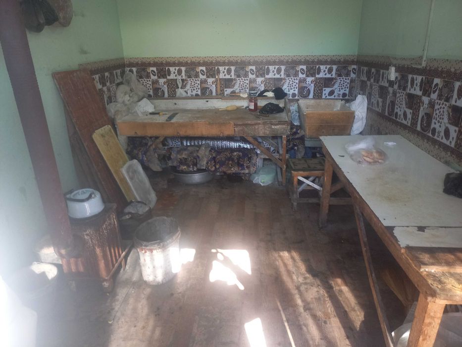 Xizmat ko`rsatish bino,  uyning birinchi qavatida joylashgan