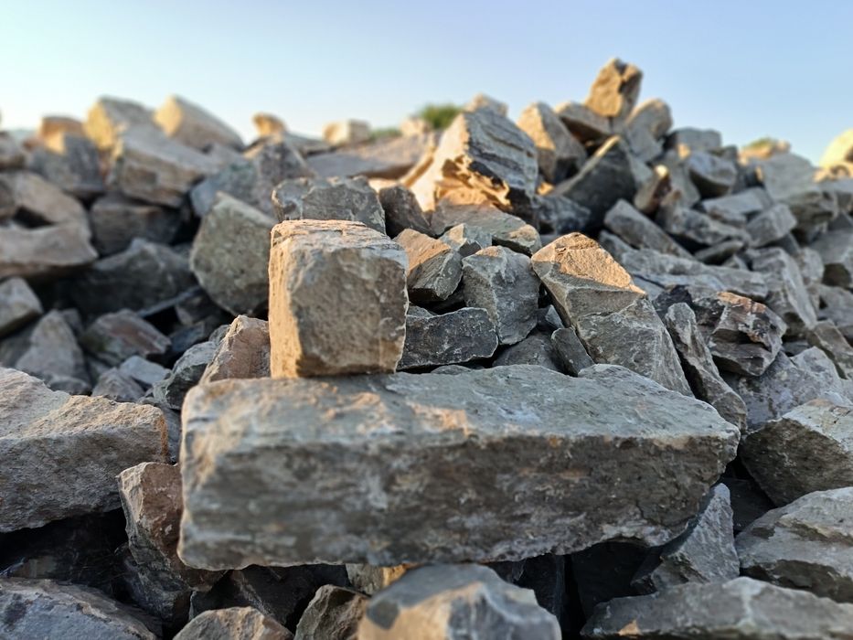 Vând piatră cioplită ideală pt fațade, garduri, beciuri, etc.