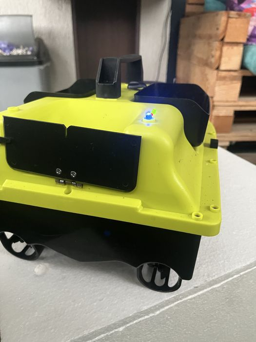 Barcă de nădit LoMax cu husă de protectie