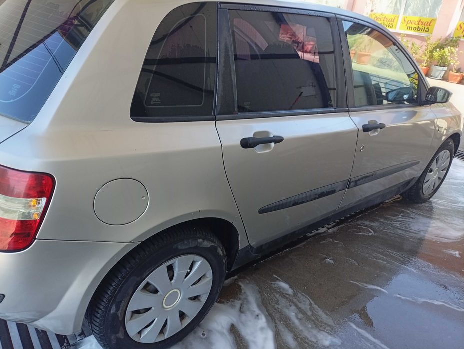Vând Fiat Stilo benzină 2002 1,6 16 valve pentru dezmembrări dar menționez faptul că mașina funcționează bine dar nu mai am talonul.Pret 350 de euro