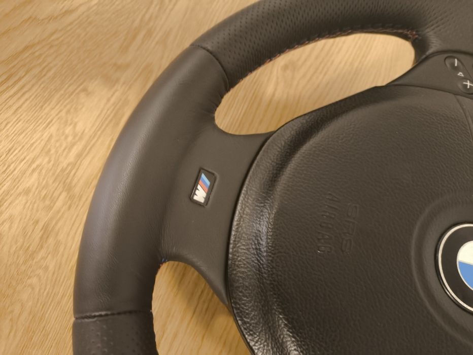 Volan M de BMW e39 custom, cusătură în 3 culori (e46, e38, e36, X5, X3