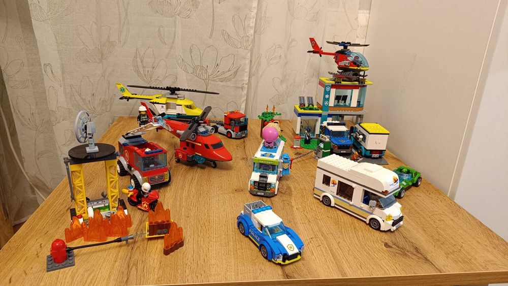 Colecție Lego City cu 6 seturi complete peste 1700 de piese