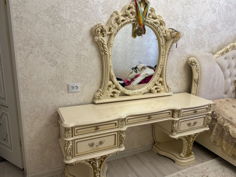 Трюмо с зеркалом