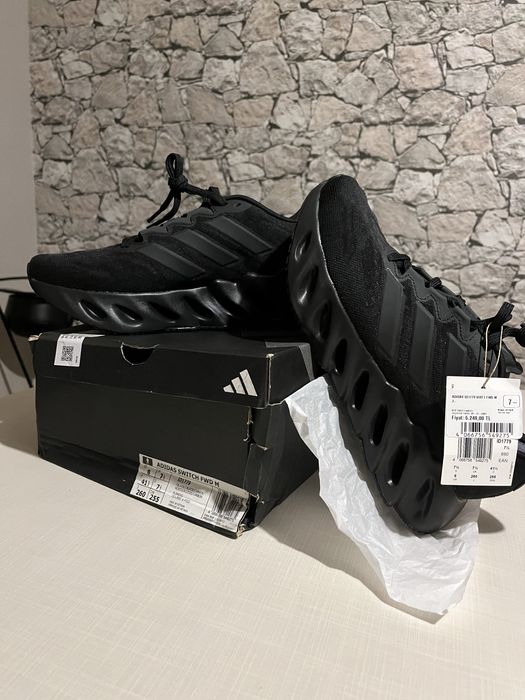 Чисто нови маратонки Adidas, никога не са носени.