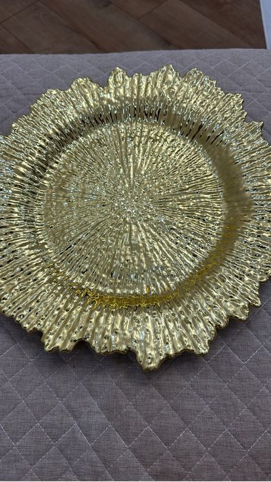 Продаю тарелки сервировочные