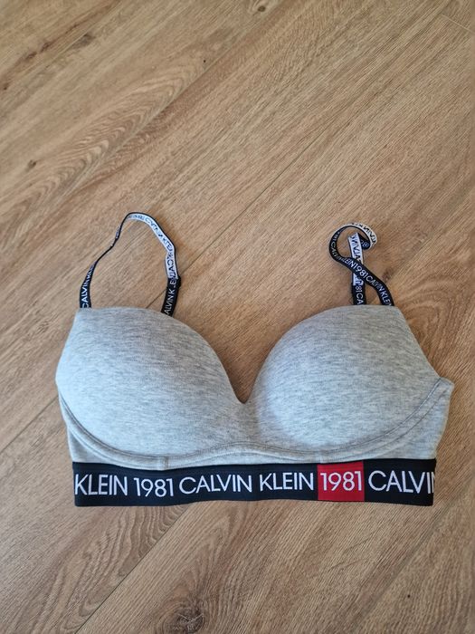 Страхотен дамски спортен топ CALVIN KLEIN, размер 70D