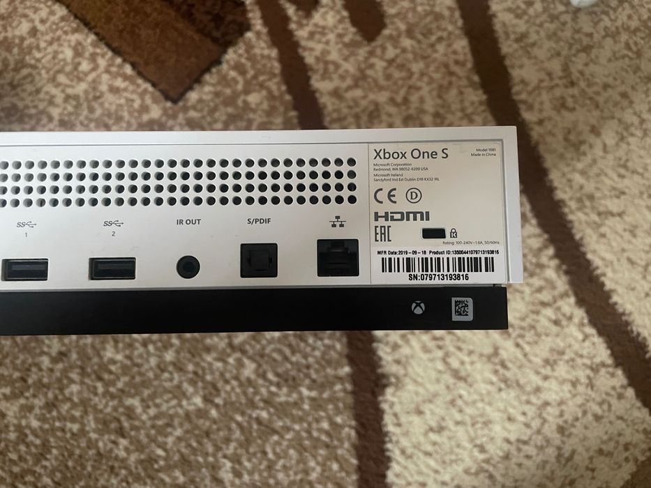 Vand xbox one s de 1t+ 2 jocuri + controller