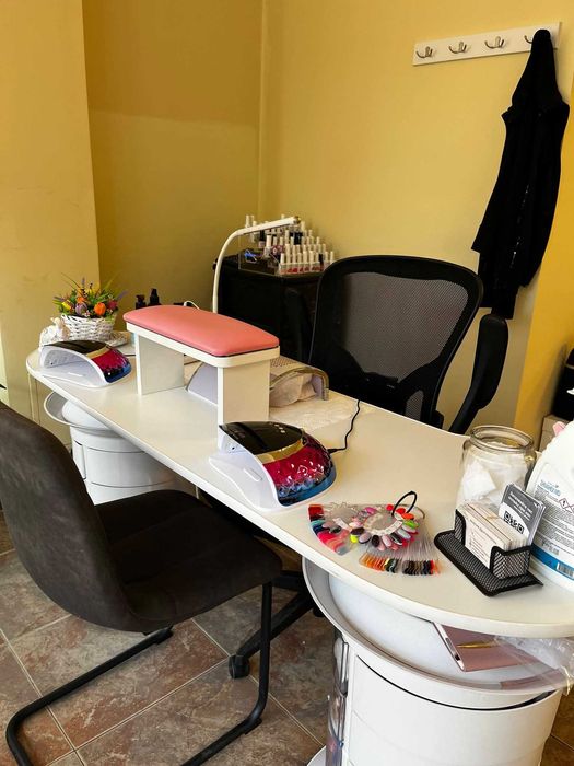 Маса за маникюр, козметично оборудване,салон за красота