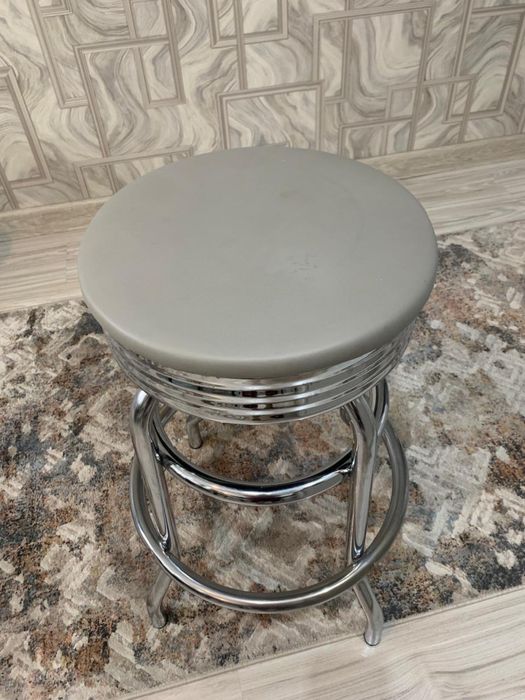 Продаются два барных винтовых стула