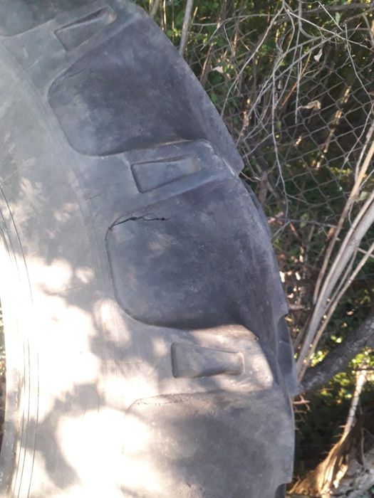 Продавам гуми 16.9 х 38