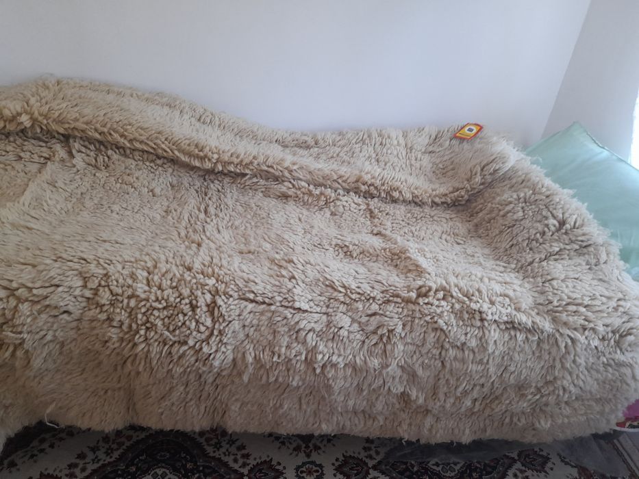 Китеници за спалня иза ъглови дивани