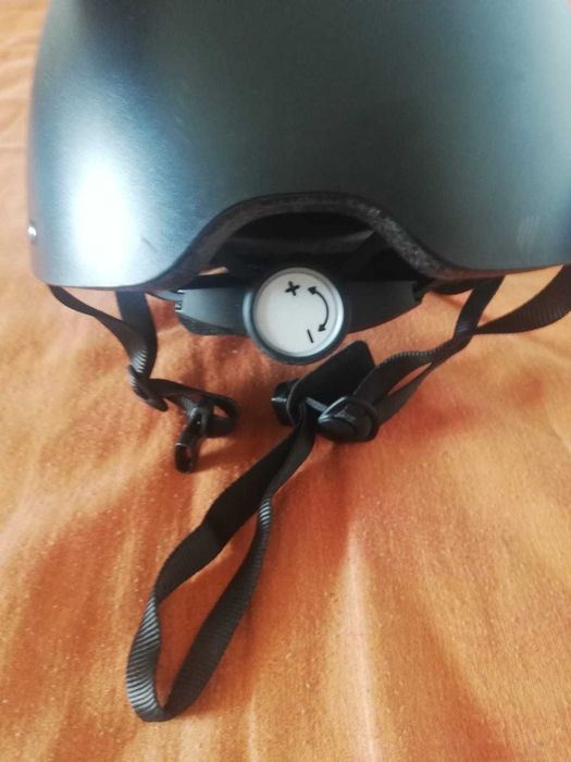 Casca pentru calarie + manusi. 8-10 ani