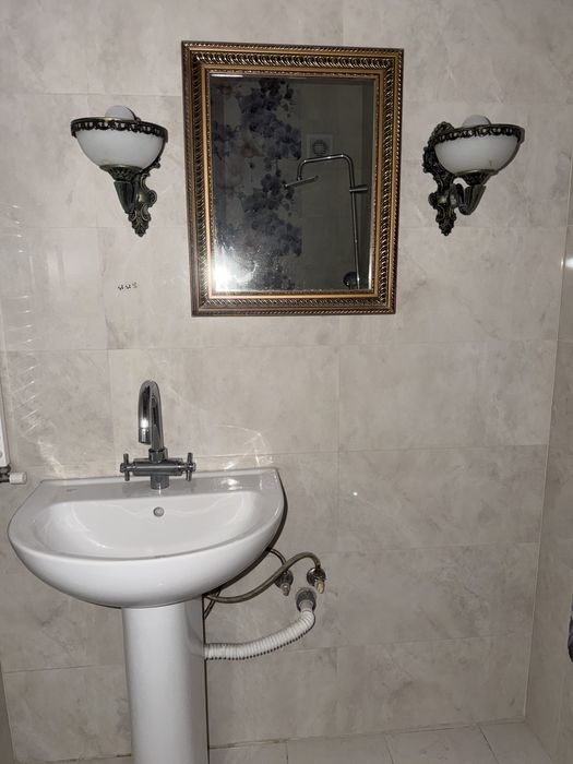 Aplice oglinda si chiuveta cu picior si baterie argintie