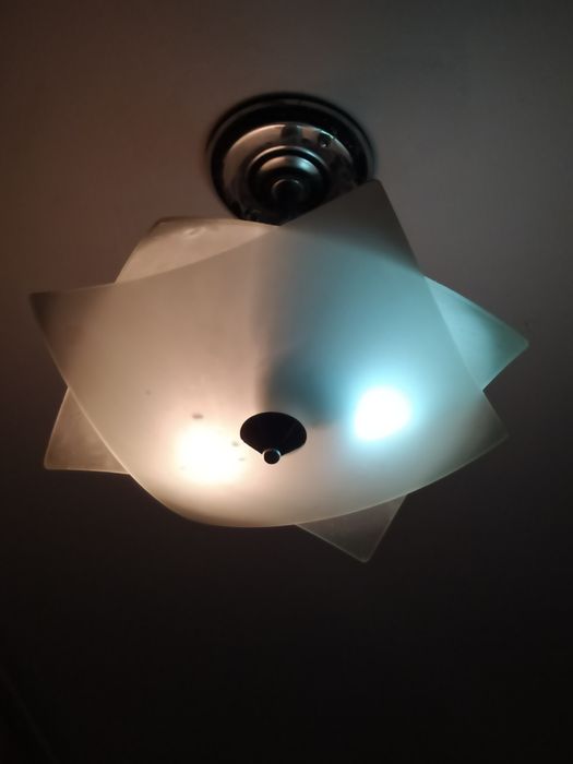 Люстры разные. Со стеклянными плафонами.