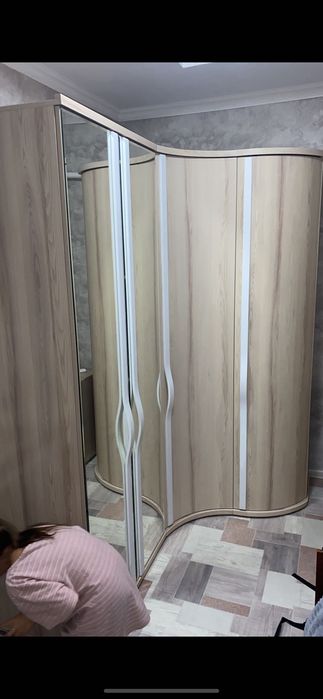 Шкаф угловой с зеркалами