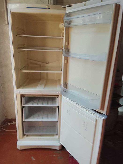 Продается холодильник "Indesit"