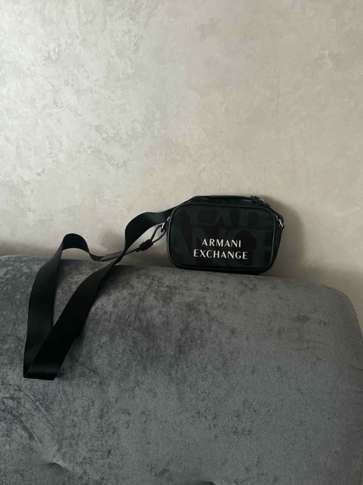 Черна чанта на Armani Exchange