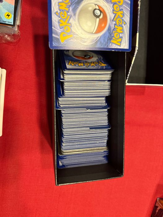 Carduri pokemon în bulk aprox 150bc + poster black bolt si mini binder