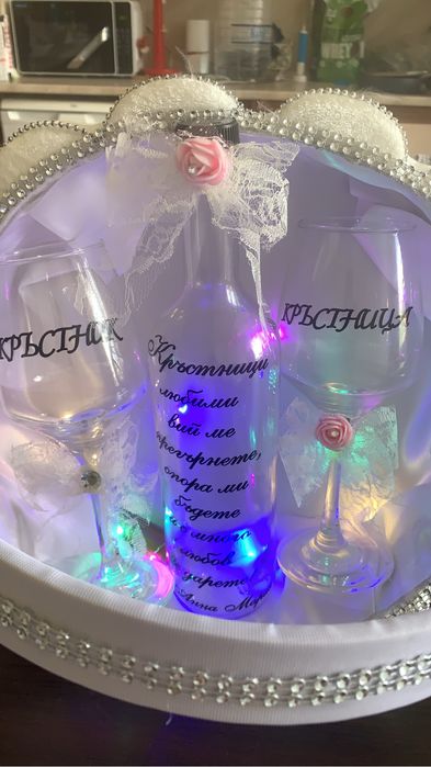 Подарък за кръстници – персонализирани чаши и бутилка