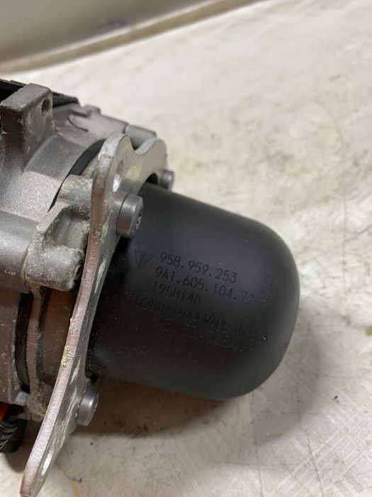 pompa aer secundara porsche macan 3.0 benzina 2015