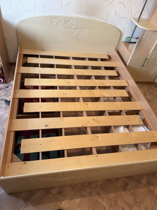 Кровать ,Шкаф и Трюмо