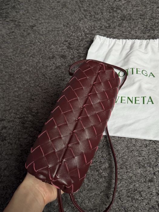Клъч в цвят бордо по модел на Bottega Venetta