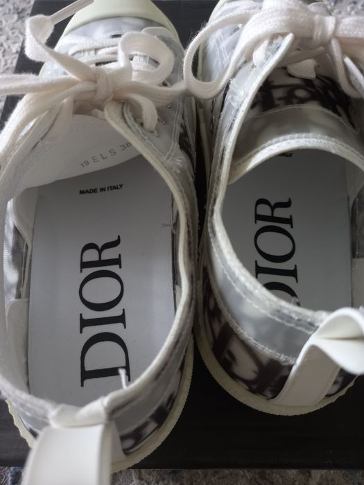 Продам новые кроссовки 38 размер