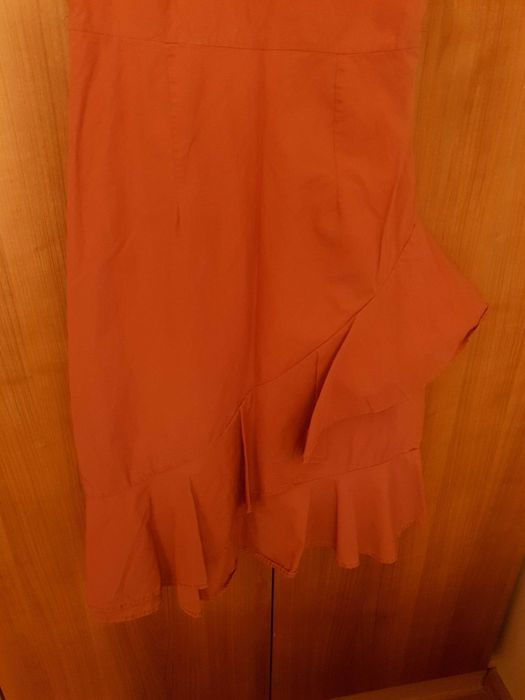 Розова рокля с волани