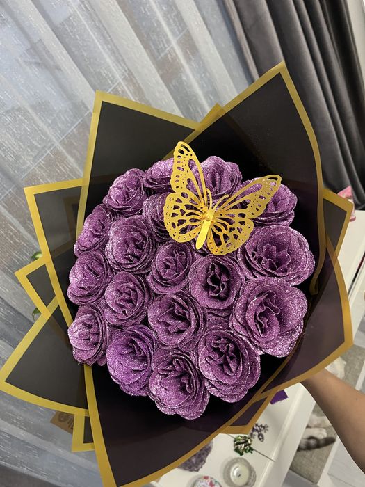 Buchet trandafiri sapun sclipici glitter cu initiala/ mov roz alb blue