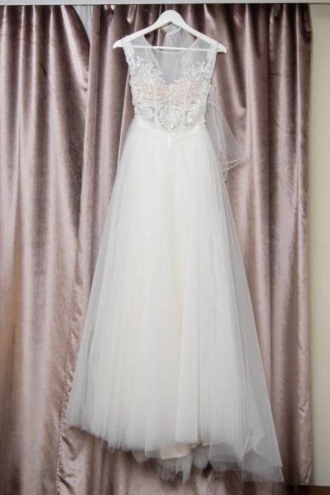 Rochie de mireasa si crinolina