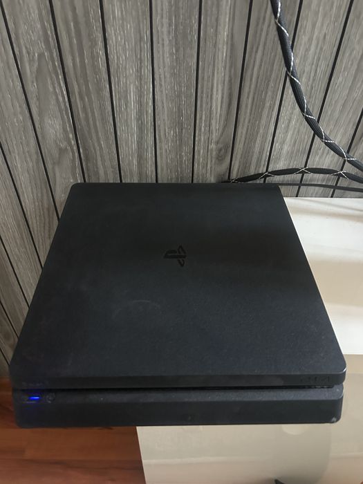 Vand ps4 slim cu 2 manete si 6 jocuri