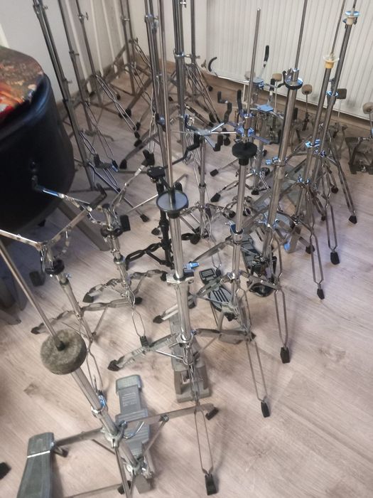 Vând diferite stative, de fus, cinele, premier, pedale, scaune de tobe