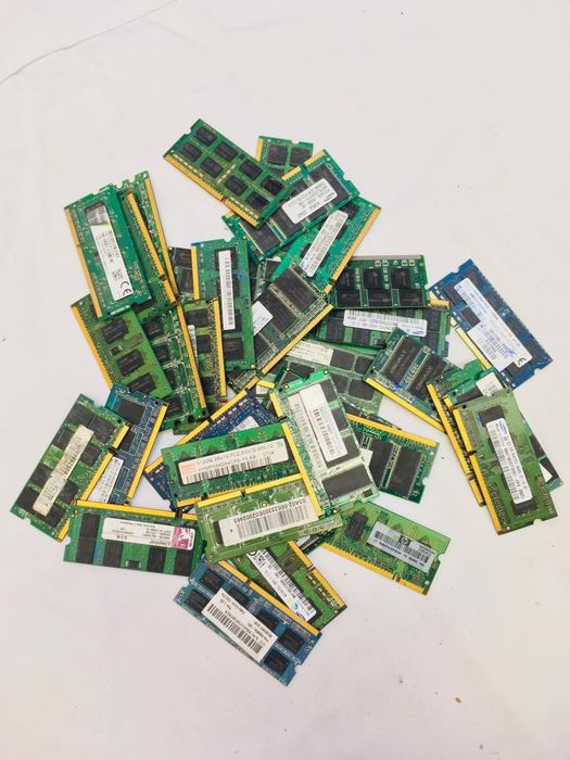 De vânzare 138 de carduri de memorie RAM în stare bună, la un preț foa