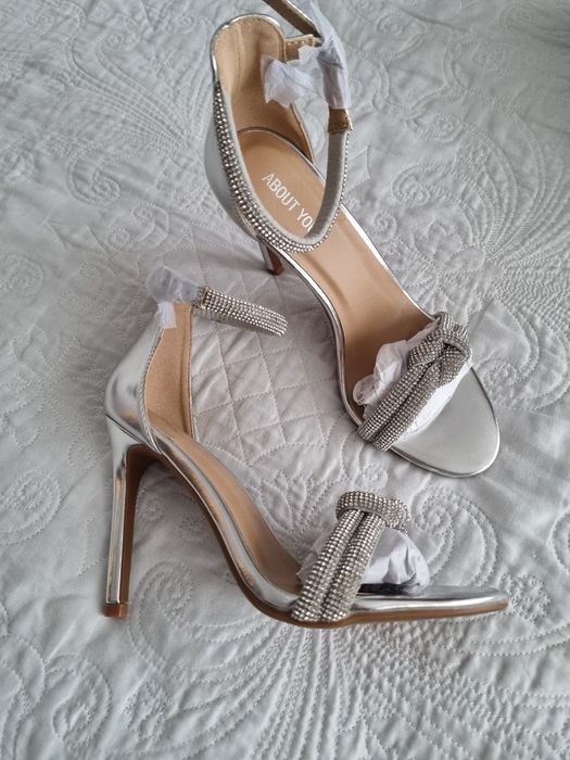 Сребърни обувки с висок ток