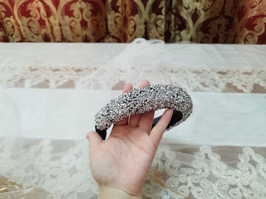 Abadok. Toshlar bilan bezatilgan