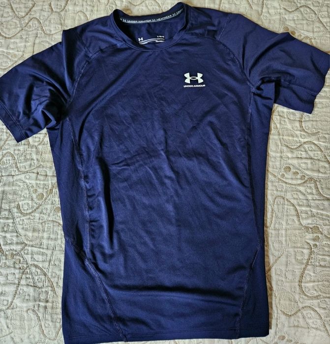 Компресирана тениска на Under Armour, размер L, като е много разтеглив