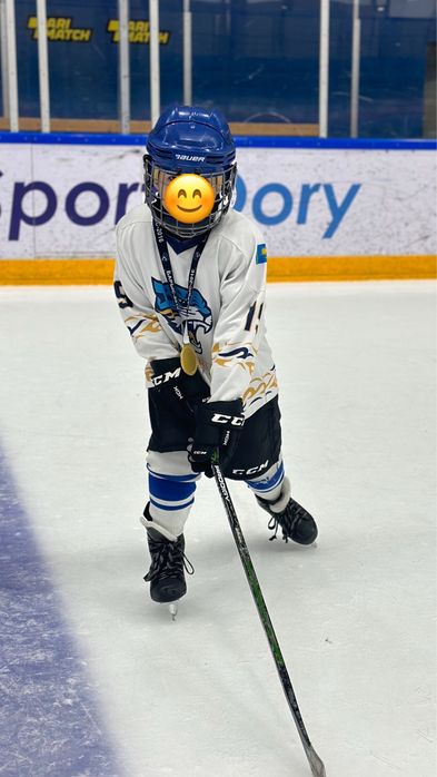 ПОЛНЫЙ КОМПЛЕКТ ЭКИПИРОВКИ, 2 шлема, краги, клюшка, коньки