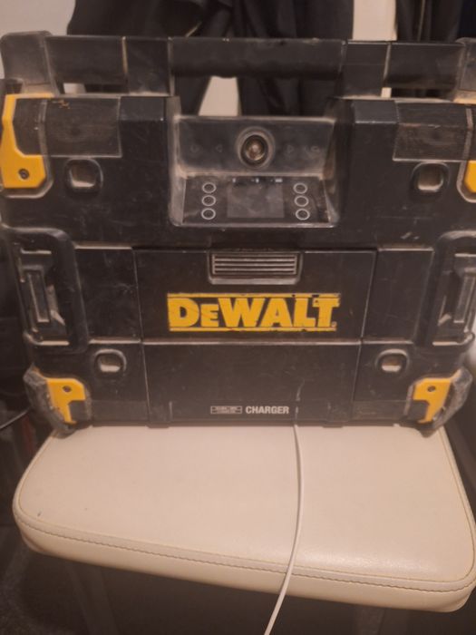 Това устройство е професионалното строително радио и зарядно устройство DeWALT DWST1-81078 TSTAK Connect.