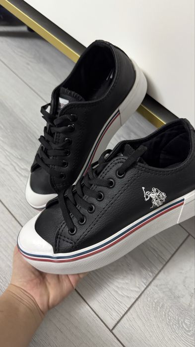 Стильная черная кеды