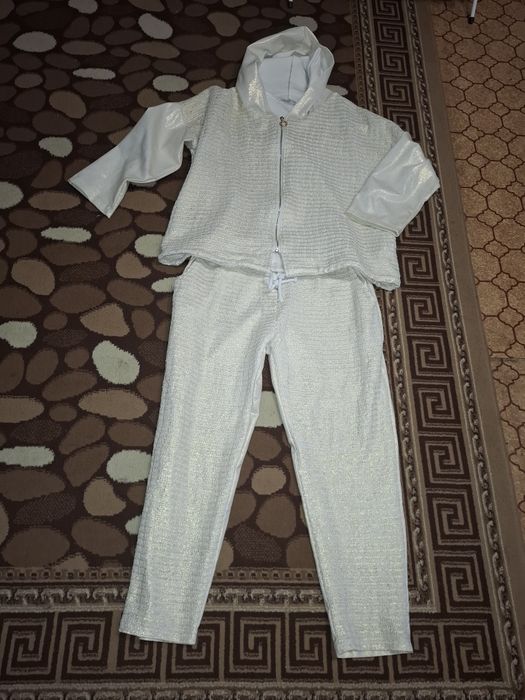 Спортно елегантен  италиански комплект,със златни нишки,шампанс