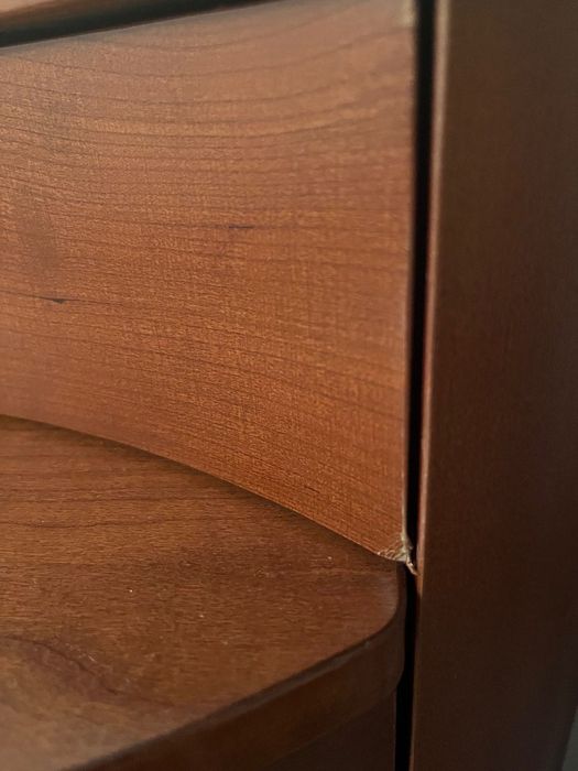 Висок скрин от MDF с чекмеджета – 132 см