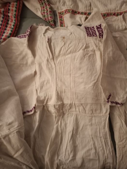 Vând cămeși țesute foarte vechi