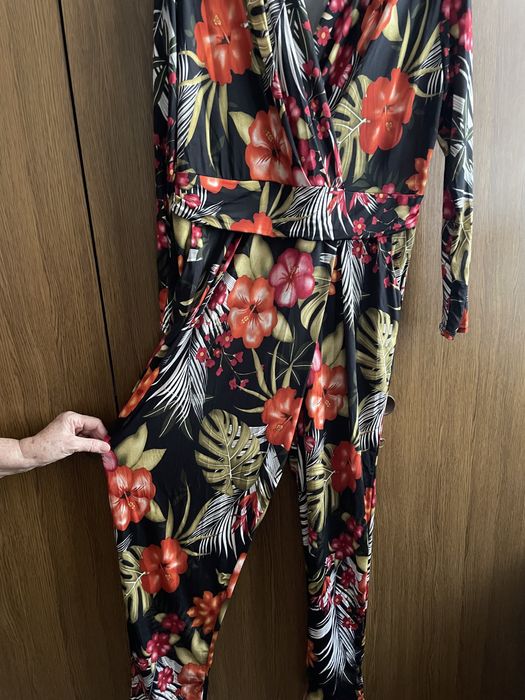 Женский комбинезон.Очень красивый.