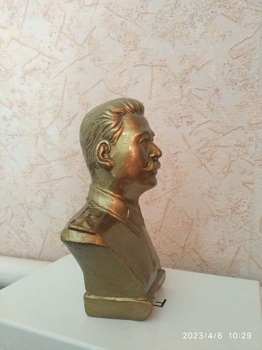 Бюст Сталин изготовлен из гипса