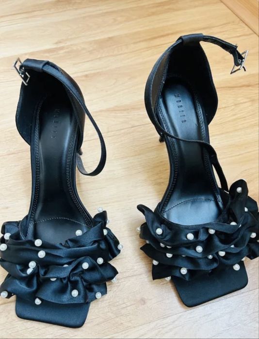 Черен сатен и бели перли