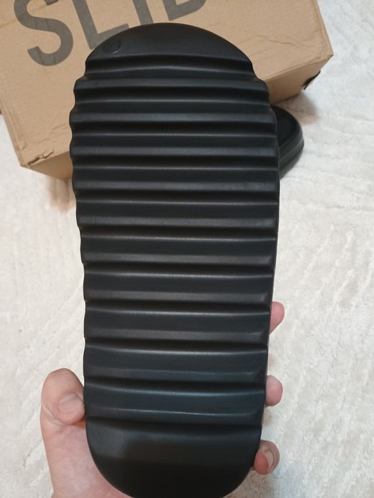Șlapi Yeezy Slides