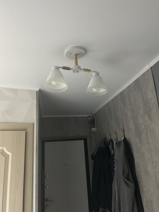 Продам люстру  2 плафона