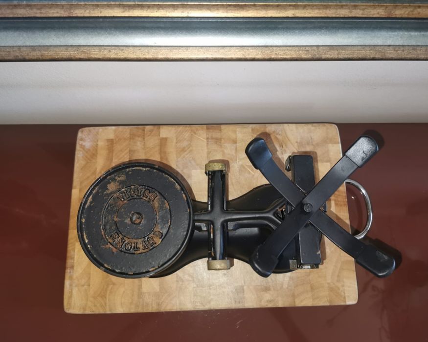 Антикварен кантар винтидж чугун и месинг VICTOR England от 60-70те г.